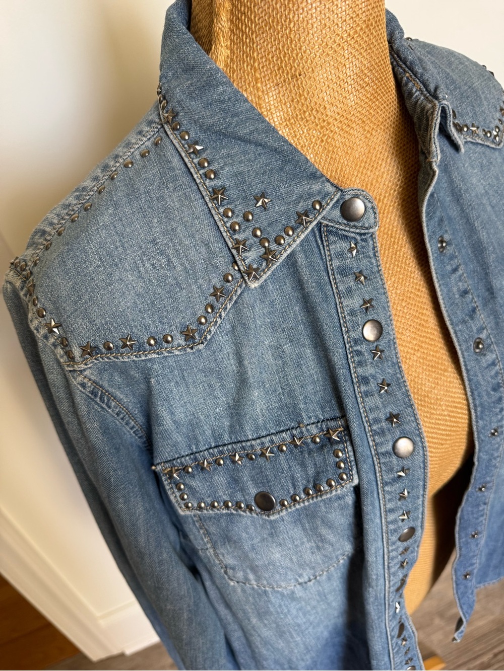 ⭐️ Idylwind Miranda Lambert Studded DENIM Chambray Snap Western Shirt SMALL